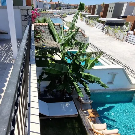 Havuzlu Tas Ev Casa de Férias Çeşme